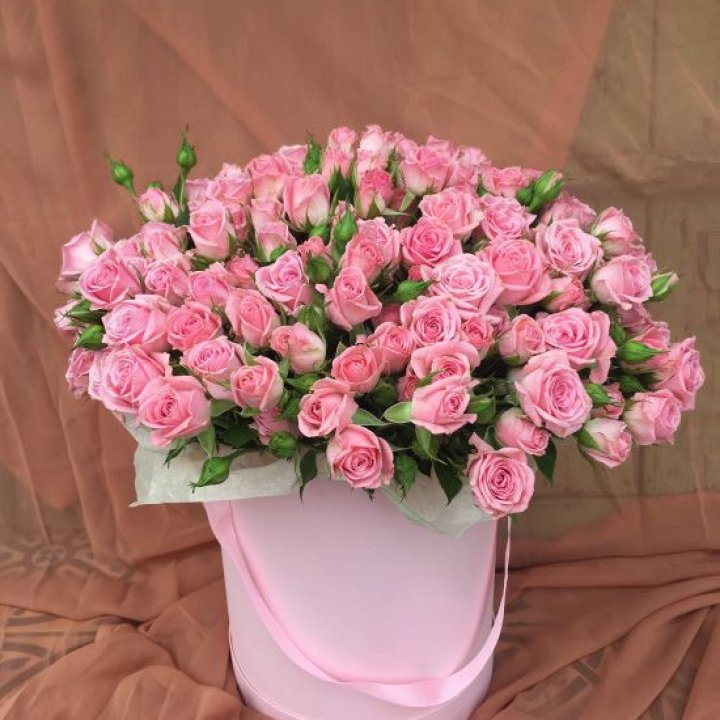 Кустовые розы в коробке в Королёве