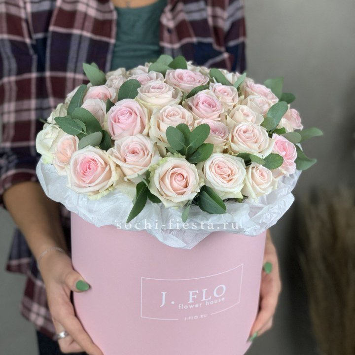 35 розовых роз в цилиндре в Королёве