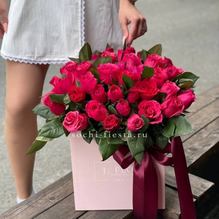 55 алых роз в кубе в Королёве