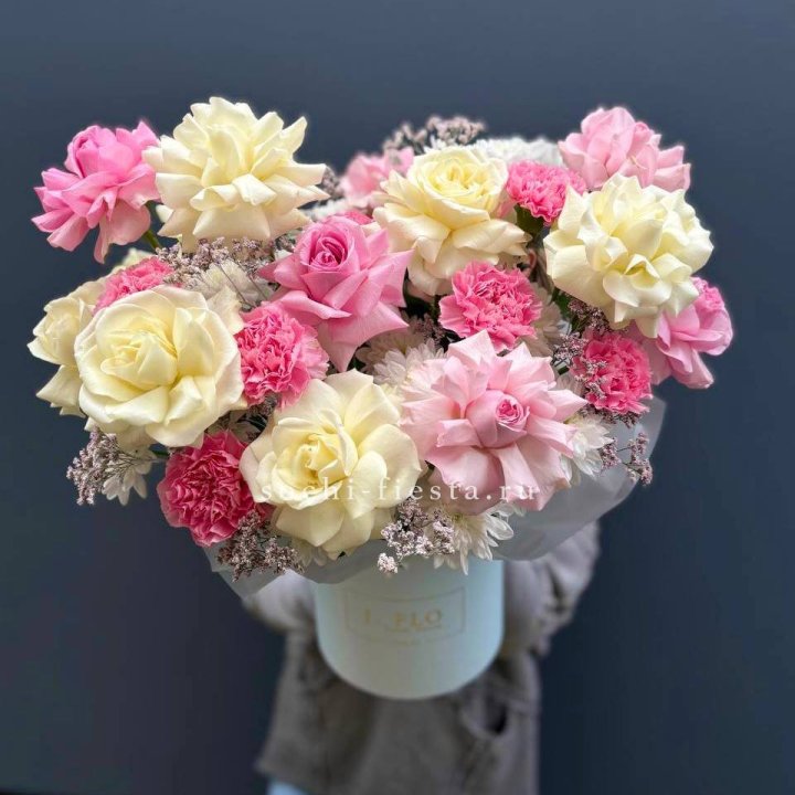 Коробка французских роз и диантусов "Бони" в Королёве