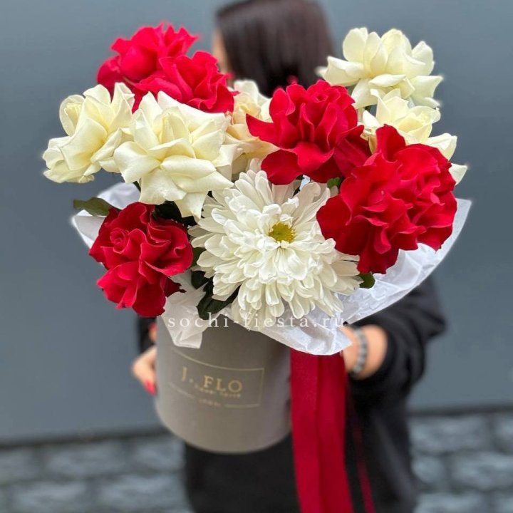 Французские розы с хризантемой в боксе в Королёве