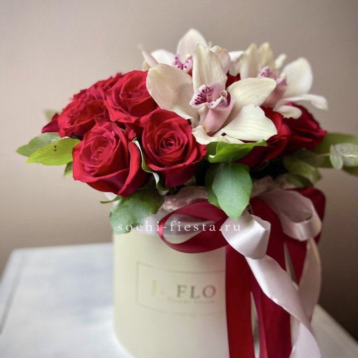 Розы и орхидеи в боксе в Королёве