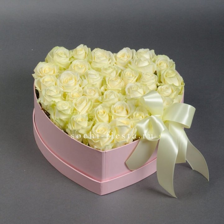 35 белых роз в коробке "Сердце" в Королёве