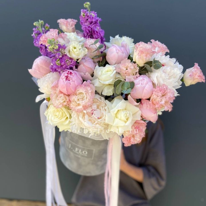 Дизайнерский цилиндр с пионами "Ривьера" в Королёве