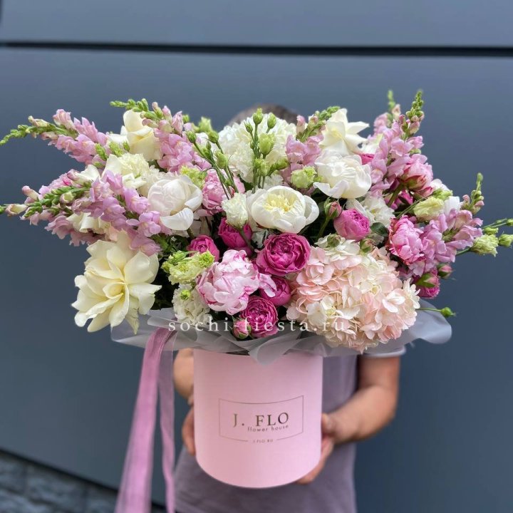 Дизайнерский цилиндр с пионами "Саманта" в Королёве