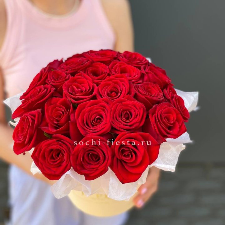 Красные розы в цилиндре в Королёве