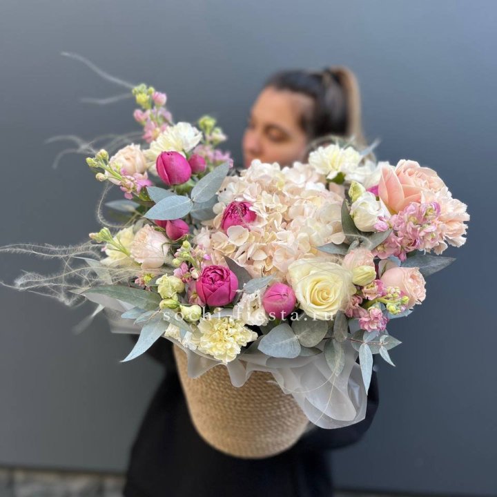 Цветочная композиция в джутовом боксе  в Королёве