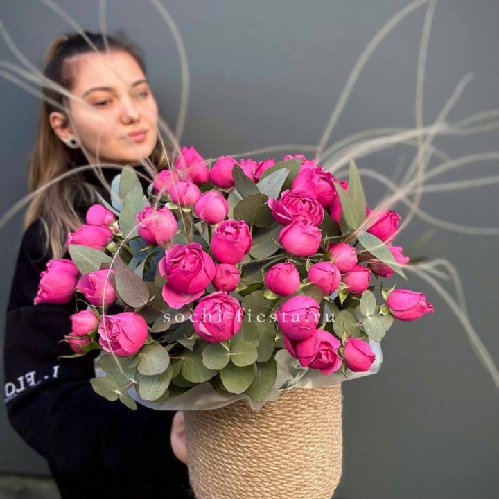 Пионовидные розы Мисти Бабблс в джутовом кашпо в Королёве