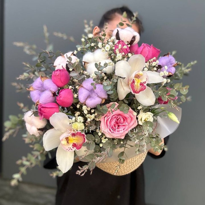 Орхидея и розы в джутовом кашпо в Королёве