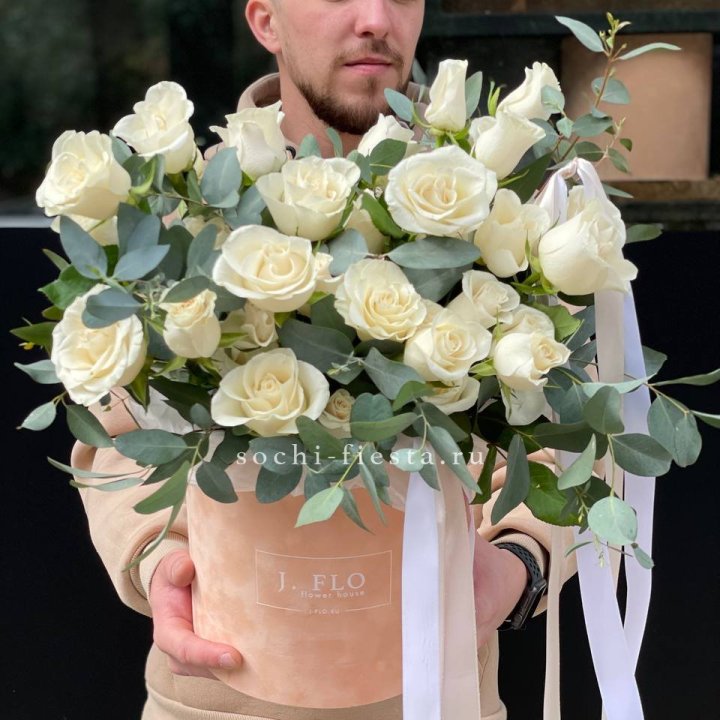 41 белая роз в бархатном боксе в Королёве