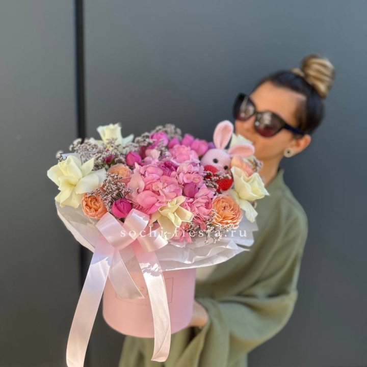 Дизайнерский цилиндр с игрушкой "Лола" в Королёве