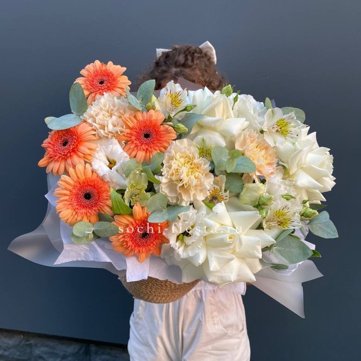 Розы и герберы в джутовом кашпо "Георгино" в Королёве