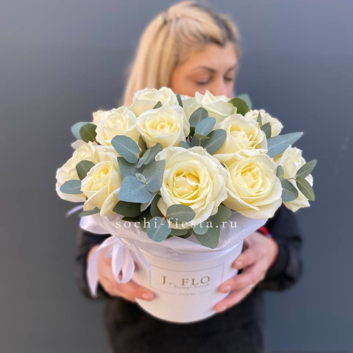 15 белых роз в боксе в Королёве