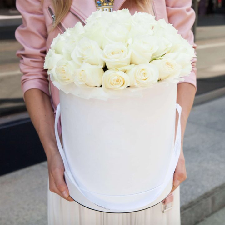 35 белых роз в цилиндре в Королёве