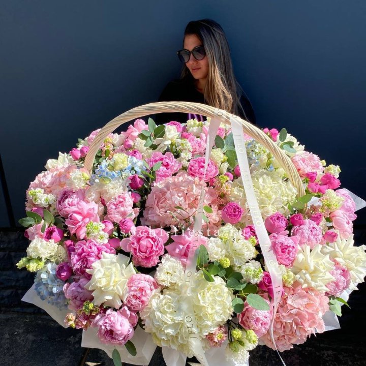 Цветочная корзина из пионов и пионовидных роз "Перфекте" в Королёве