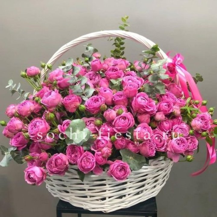 65 пионовидных кустовых роз в корзине в Королёве