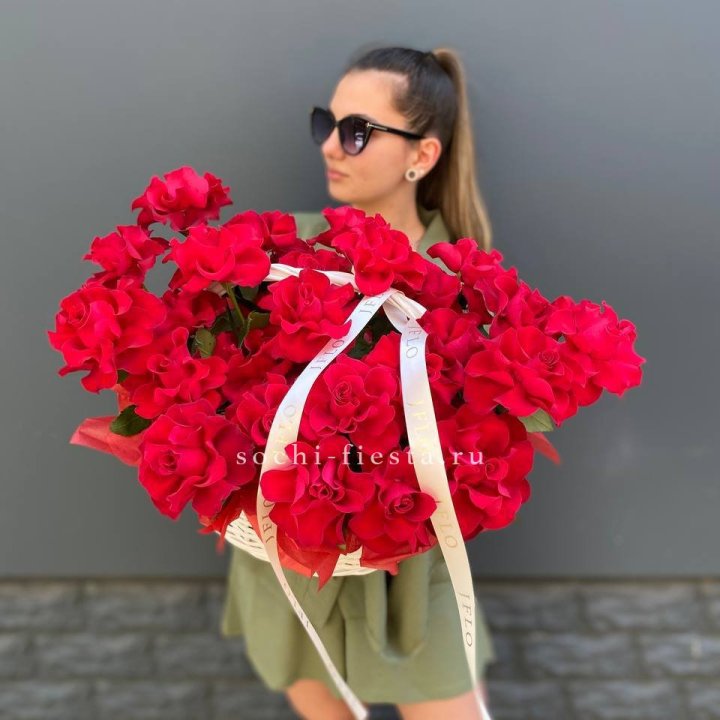 Красные французские розы в корзине в Королёве