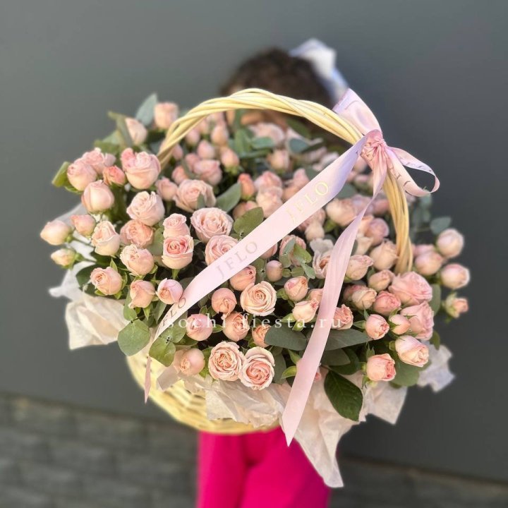 Корзина кустовых пионовидных роз в Королёве