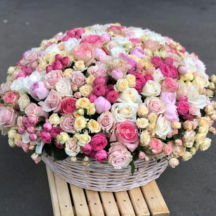 Цветочная корзина из пионов и пионовидных роз "Юниверсити" в Королёве