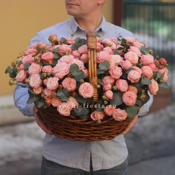 Корзина из 101 пионовидной розы в Королёве