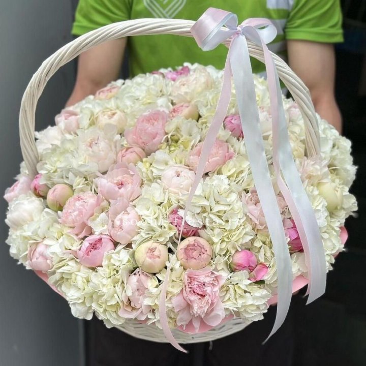 Премиум корзина гортензий и пионов в Королёве