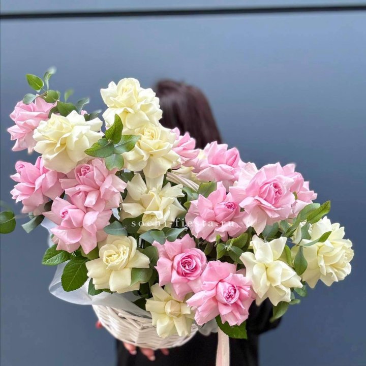 25 Французских роз в корзине в Королёве