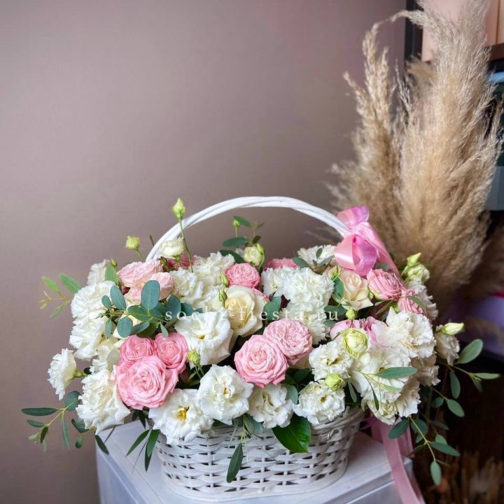 Цветочная корзина "Пинки вайт" в Королёве