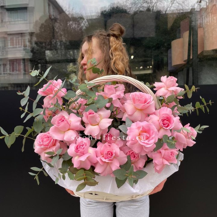 25 роз в цветочной корзине  в Королёве