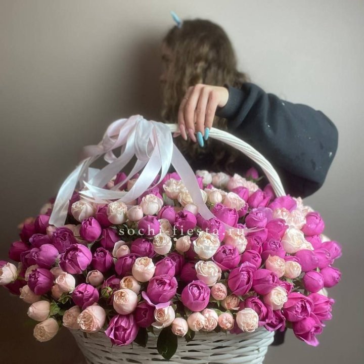 Премиум корзина пионовидных кустовых роз в Королёве
