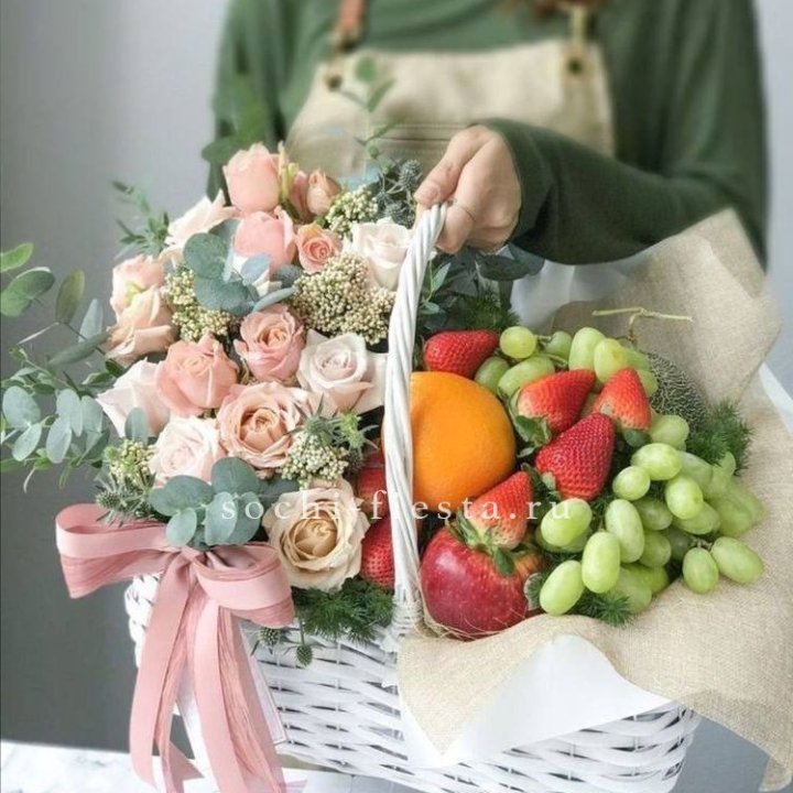 Фруктовая корзина c цветами в Королёве