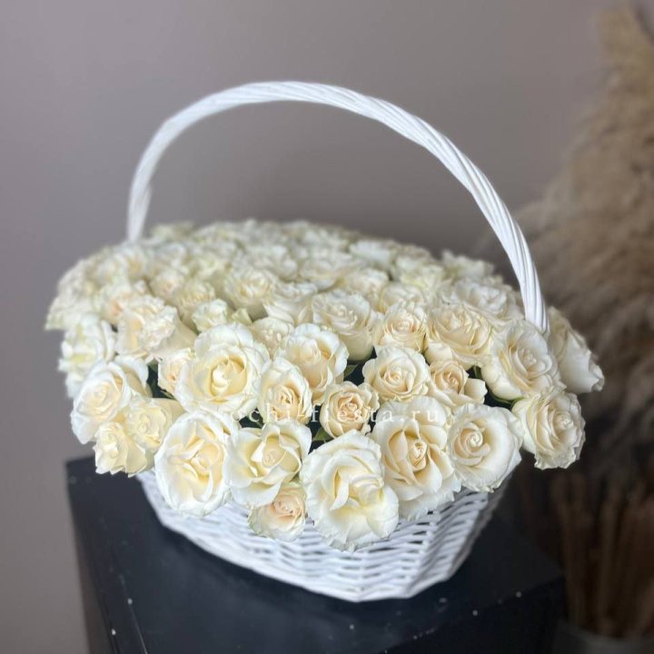 101 белая роза в корзине в Королёве