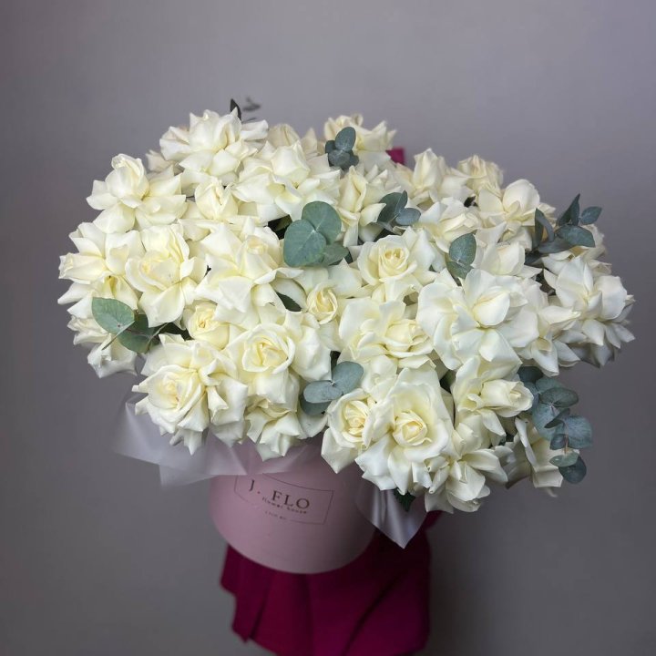 37 белых роз в боксе в Королёве