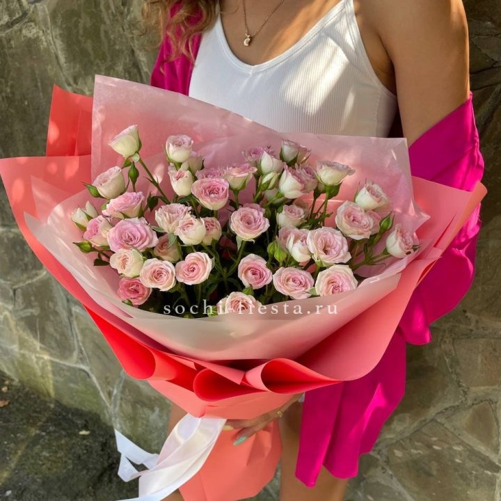 Розовые кустовые розы в Королёве