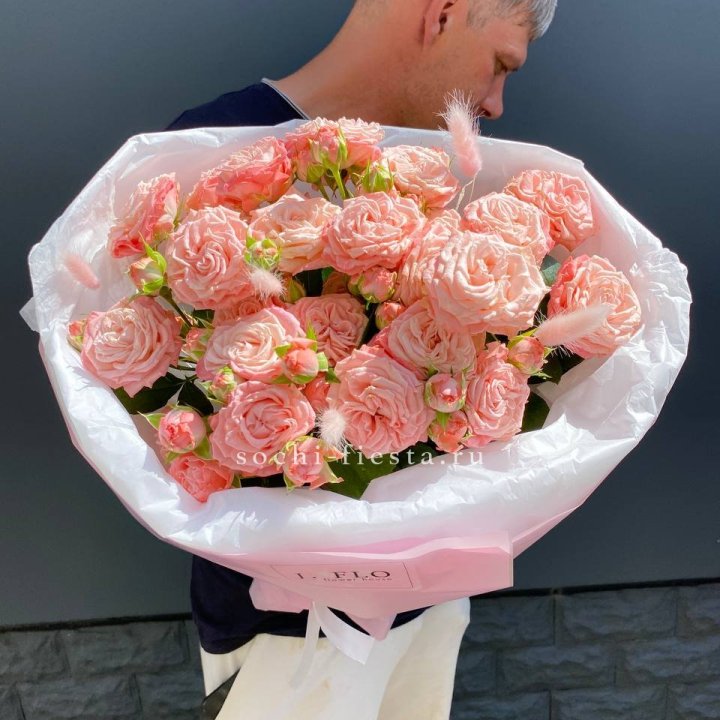 Пионовидные розы Мадам Бомбастик в Королёве