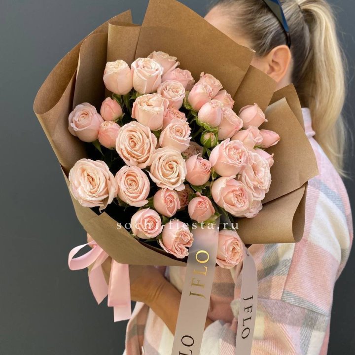 Кустовые розы Бомбастик в крафте в Королёве