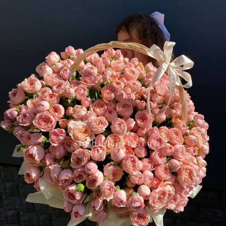 Корзина из пионовидных роз в Королёве