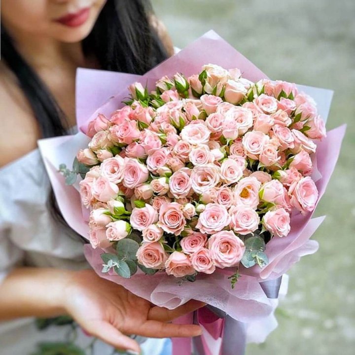 Кустовые розы с эвкалиптом в Королёве