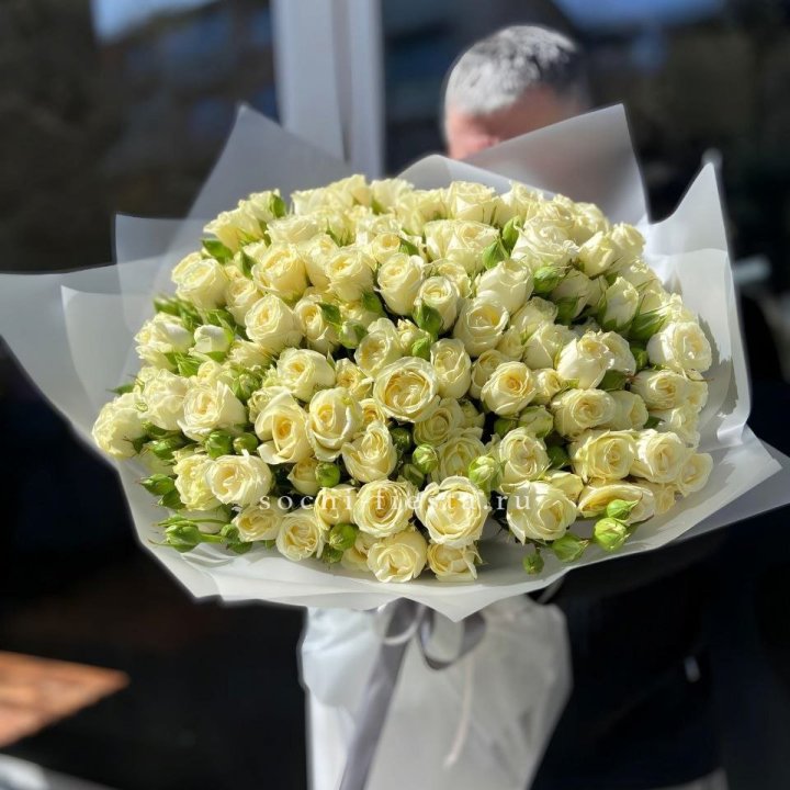 Белые кустовые розы 31 шт в Королёве