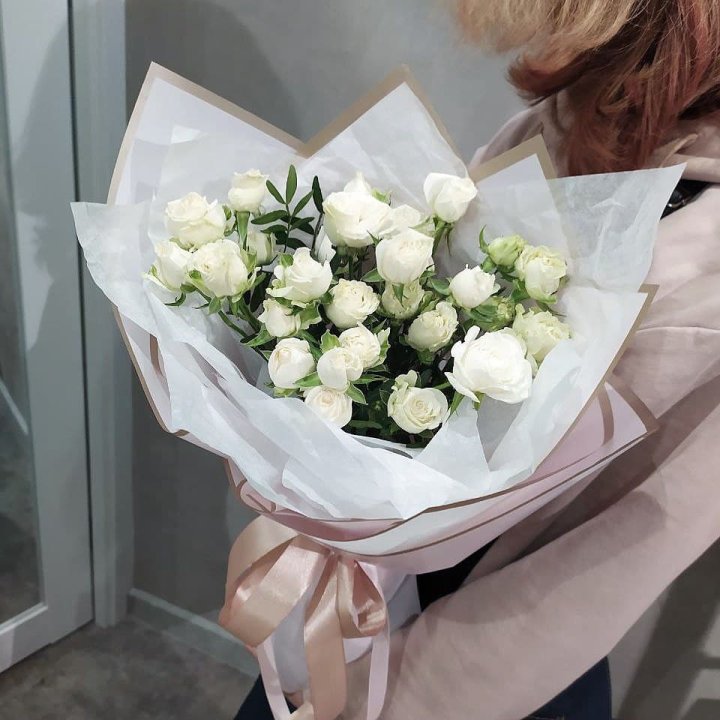 Белоснежные кустовые розы в Королёве