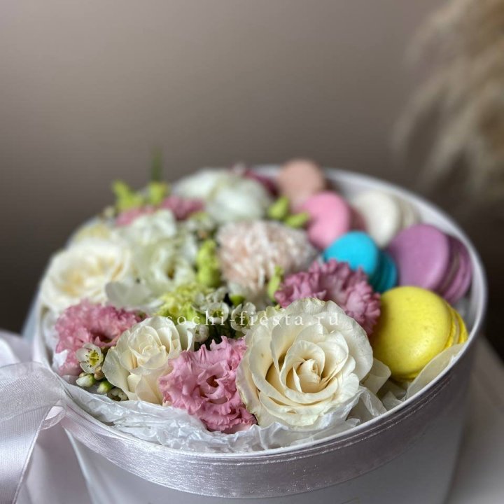 Цветы в цилиндре с макаронс "Прованс" в Королёве
