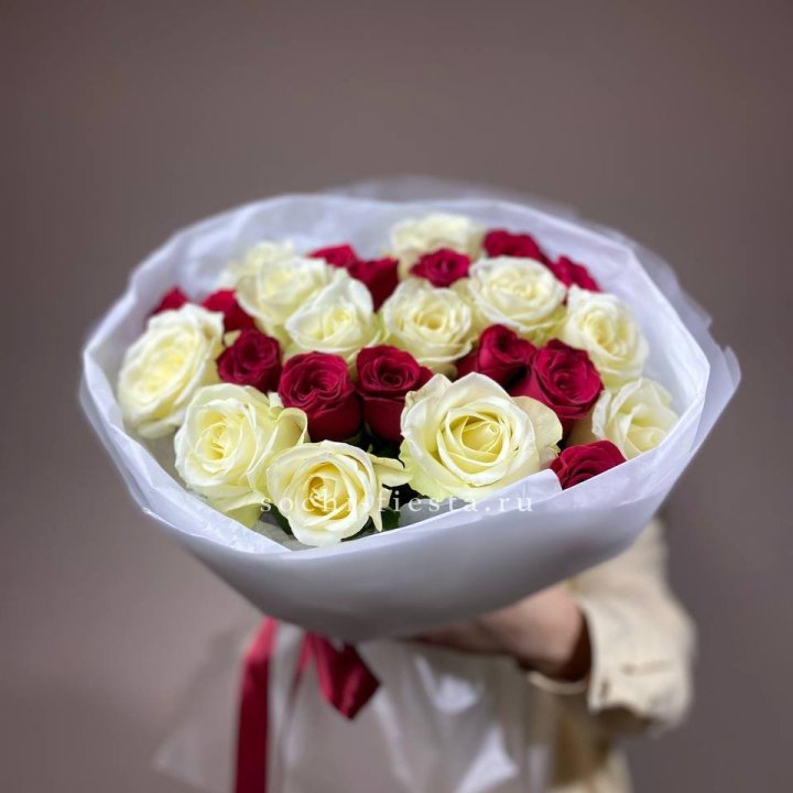 Букет их красных и белых 25 роз в Королёве