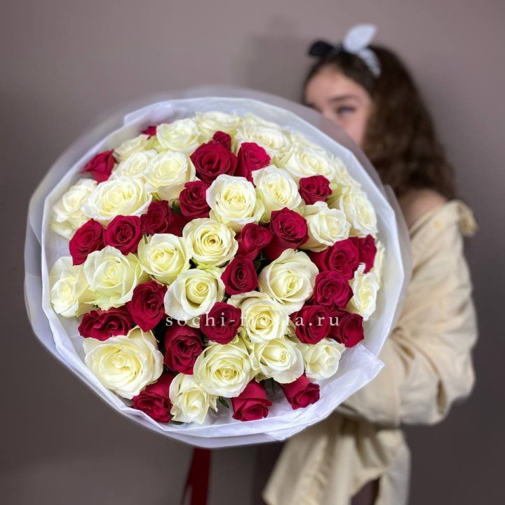 Микс из 55 роз в Королёве