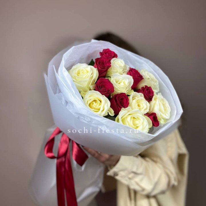 Букет из красных белых 15 роз в Королёве