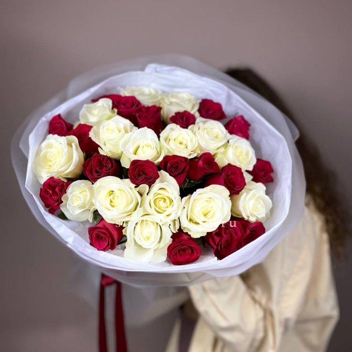 Букет из красных белых 35 роз в Королёве