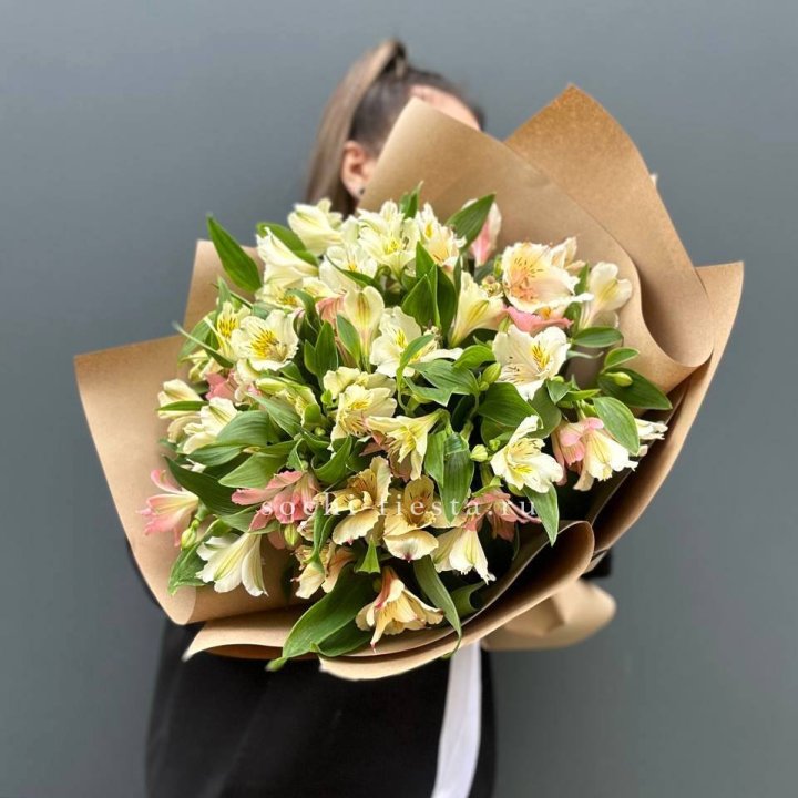 Букет альстромерий в крафте в Королёве