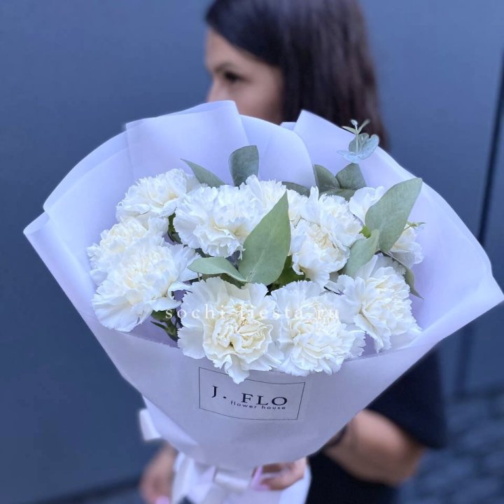 Букет белых диантусов с эвкалиптом в Королёве