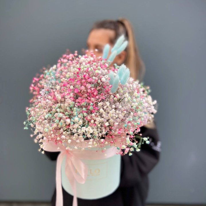 9 Радужных гипсофилы в шляпной коробке в Королёве