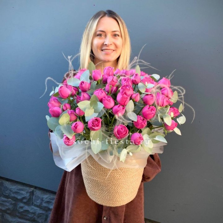 Пионовидные розы  в джутовом кашпо  в Королёве