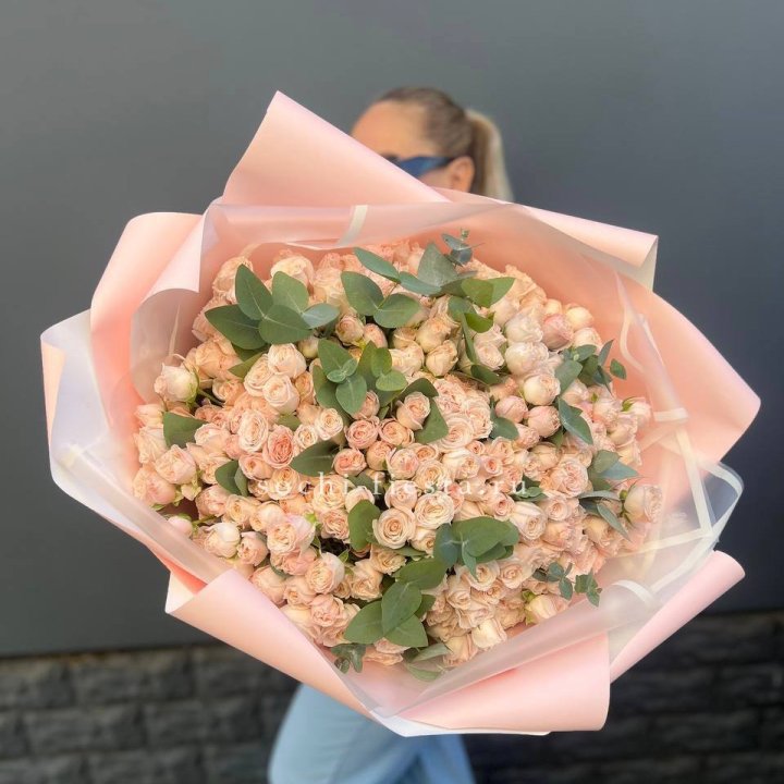 101 кустовая роза с эвкалиптом в Королёве