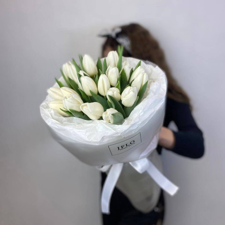  19 белых воздушных тюльпанов в Королёве